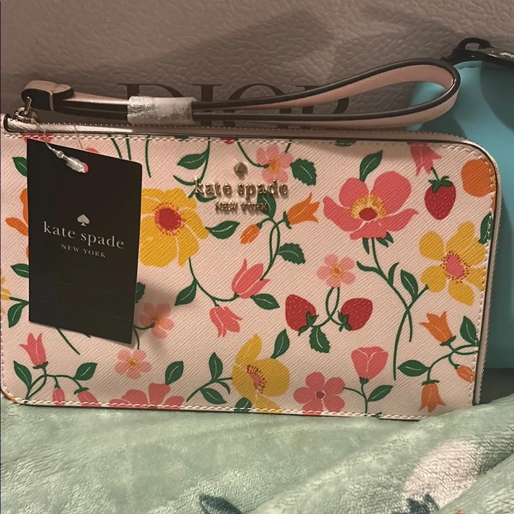 Kate Spade Strawberry Garden Medium Size Wristlet NWT - Picture 1 of 7